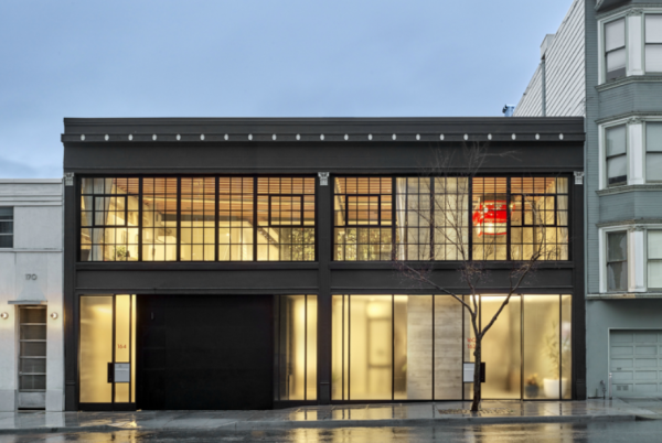 Garasi dengan fasad kaca reflektif yang futuristik